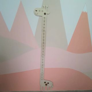🦒💕 Predstavujeme našu novinku - žirafu-metrik do detskej izby! Tento roztomilý pomocník nielen oživí izbičku, ale aj...